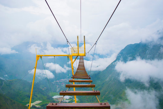 Vista desde el puente colgante en el vuelo del condor, baños de agua santa, Tungurahua ecuador