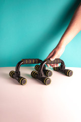 A hand taking sport equipment to do home sport. Planches 