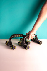 A hand taking sport equipment to do home sport. Planches 