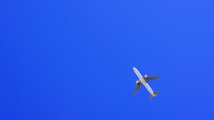 飛行機　青空　低空飛行　夏　夏休み　旅行　バカンス