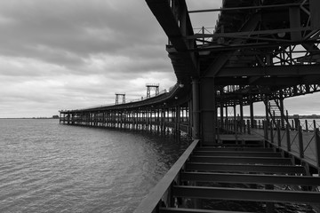 Obraz premium perspective at the pier del tinto in huelva, spain