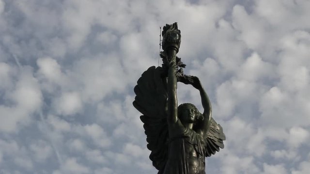 Statua  con nuvole in movimento sullo sfondo