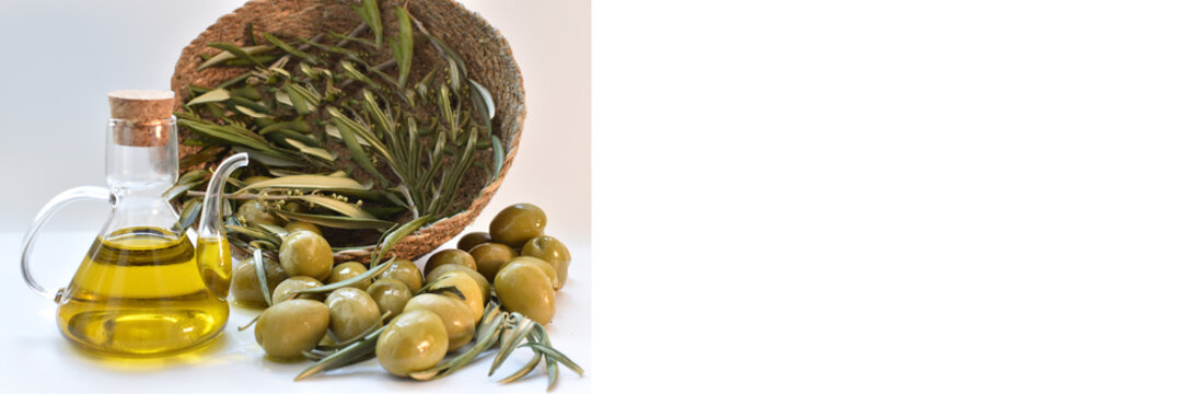 aceite de oliva y aceitunas en fondo blanco