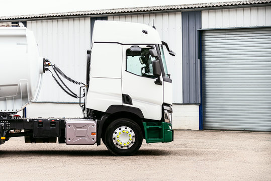 Camion citerne devant un entrep&ocirc;t