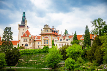 Obraz premium Castle with reflection in pond in spring time in Pruhonice, Czech Republic