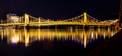 Illuminated Clemente Bridge in Pittsburgh City at Night - obrazy, fototapety, plakaty