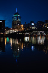 Obraz premium Pittsburgh at Night with Moon