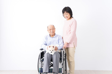 犬を飼う高齢の夫婦