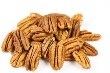 noix de pécan sur un fond blanc