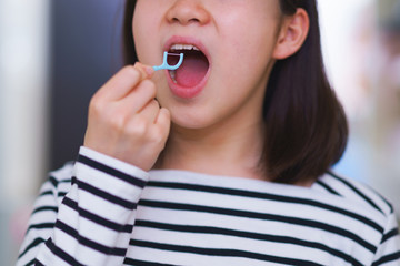 歯磨き　オーラルケア　フロス　デンタルケア　ヘルスケア　ビューティー　女性　若い　笑顔　日本人