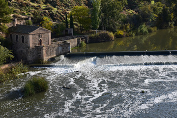 Fototapeta na wymiar Chute d'eau sue le Tage à Tolède en Castille, Espagne