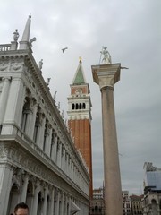 Fototapeta na wymiar scorcio del campanile della cattedrale di san marco venezia italia ripreso da piazza san marco