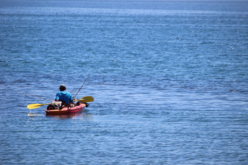 Fototapeta na wymiar Pescador en un kayak en el mar 