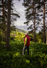 Obraz premium Tourist with coffee in the woods