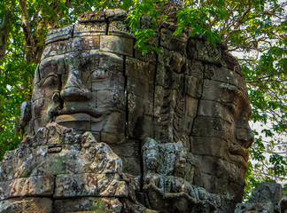 Doppelköpfige Gottheit im kambodschanischen Dschungel von Banteay Kdei