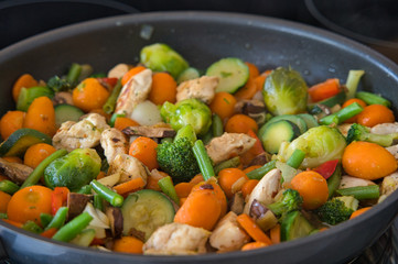 Frische schwedische Gemüsepfanne mit Hähnchenstreifen, Low carb, gesund und kalorienarm