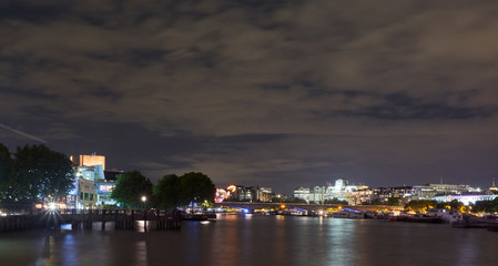 Naklejka na ściany i meble Thames river at night time