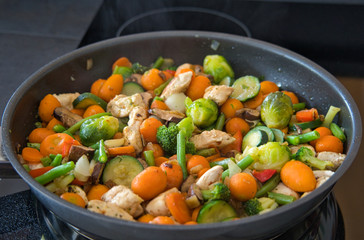 Frische schwedische Gemüsepfanne mit Hähnchenstreifen, Low carb, gesund und kalorienarm
