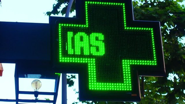 Luminoso cartel informativo farmacia en Alicante