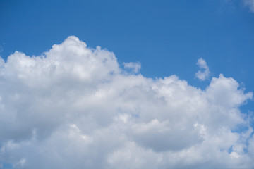 Obraz premium Błękitne niebo z białymi chmurami.