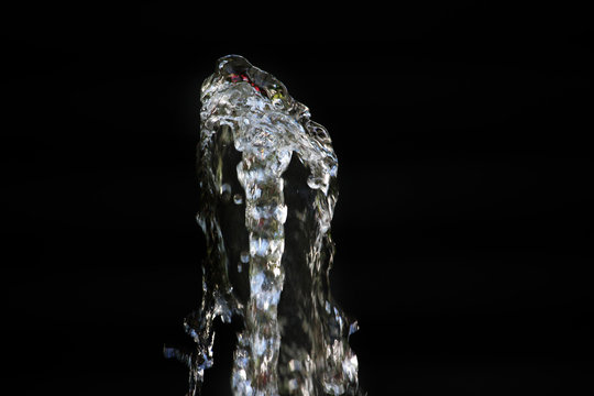 Detalle de un chorro de agua cristalina 