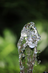 Detalle de un chorro de agua cristalina 