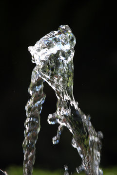 Detalle de un chorro de agua cristalina 