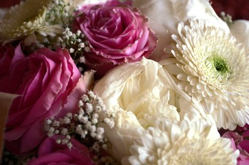 Bouquet de fleurs champêtres roses et blanches