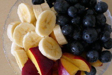 Bananas, peaches and blueberries: tasty vegetarian healthy snack