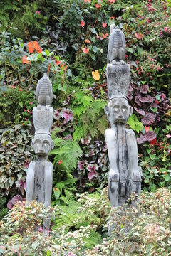 Sculture tribali di divinit&agrave; in legno