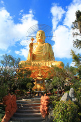 Obraz premium Large golden Buddha statue in the city of Dalat. Vietnam.