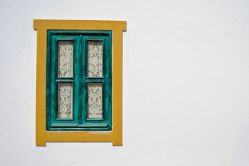 Venta de olores en pared blanca de cal un día de verano en el algarve portugues