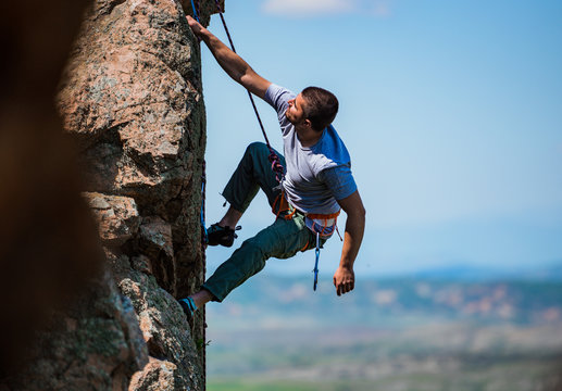 Strong man climbs the rock