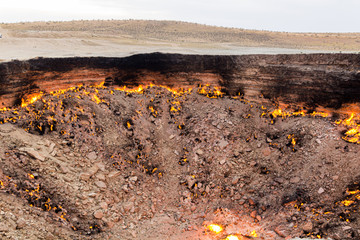 Obraz premium Darvaza (Derweze) gas crater (Door to Hell or Gates of Hell) in Turkmenistan