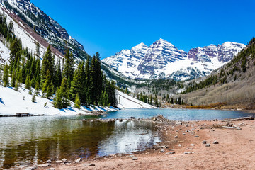Maroon Bells lake in Spring scenic destination in Colorado