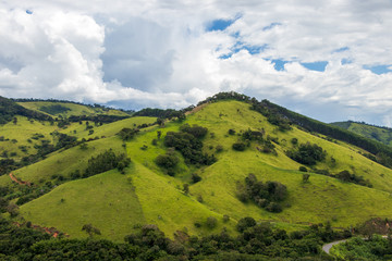 Montanhas com muito verde em Camanducaia, Minas Gerais, Brasil.