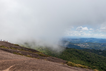 Fototapeta premium Serra da Mantiqueira com névoa em Monte Verde, MG, Brasil.