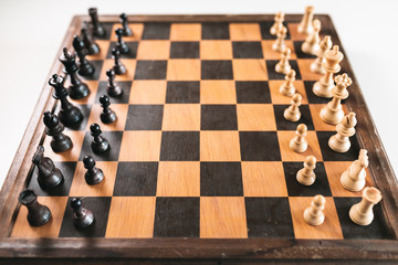 Gioco degli scacchi, scacchiera su sfondo bianco