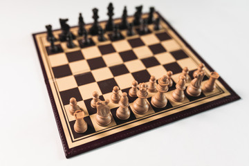 Gioco degli scacchi, scacchiera su sfondo bianco