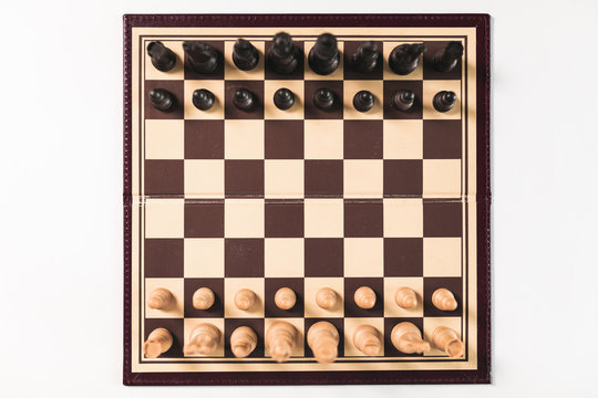 Gioco degli scacchi, scacchiera su sfondo bianco
