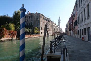 Fototapeta na wymiar Reclining tower in Venice along the canals