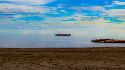 barco de carga en la playa por la tarde 