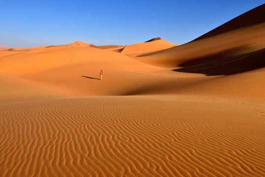 Africa, Algeria, Sahara, Tassili N'Ajjer National Park, Sand dunes of Tehak, One woman in the desert