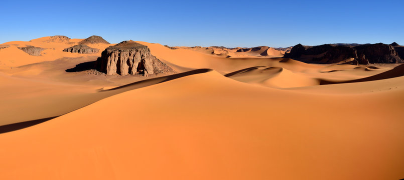 Algeria, Tassili n' Ajjer, Tadrart, Sahara, Tassili n' Ajjer National Park, View to the sanddunes and rocks of Moul Naga