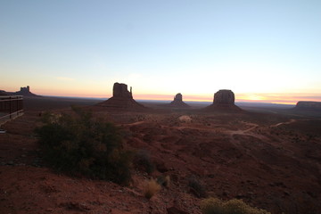 西部劇でおなじみ　アメリカ屈指の絶景　モニュメントバレー