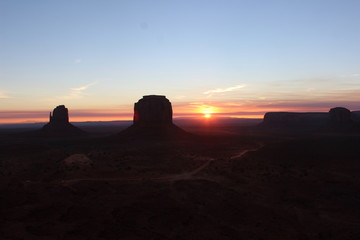 西部劇でおなじみ　アメリカ屈指の絶景　モニュメントバレー