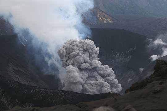 Japan, Suanose jima volcano erupting