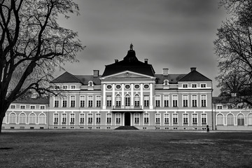Fototapeta na wymiar the elevation of the baroque historic palace in Rogalin.