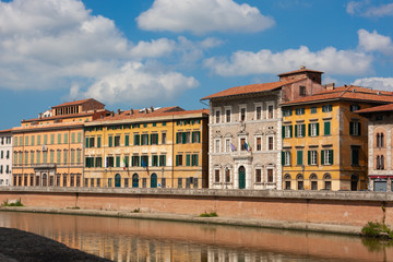 Fototapeta na wymiar The Arno River that runs alongside the houses of Pisa