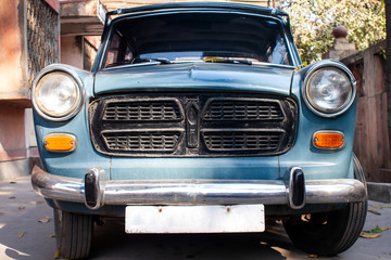 Viejo coche azul con marcas de óxido